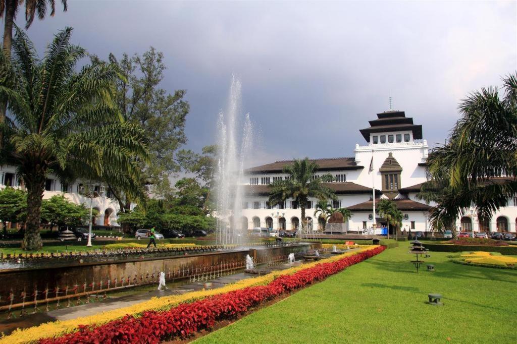 The House Tour Middletown Hotel Bandung Bagian luar foto