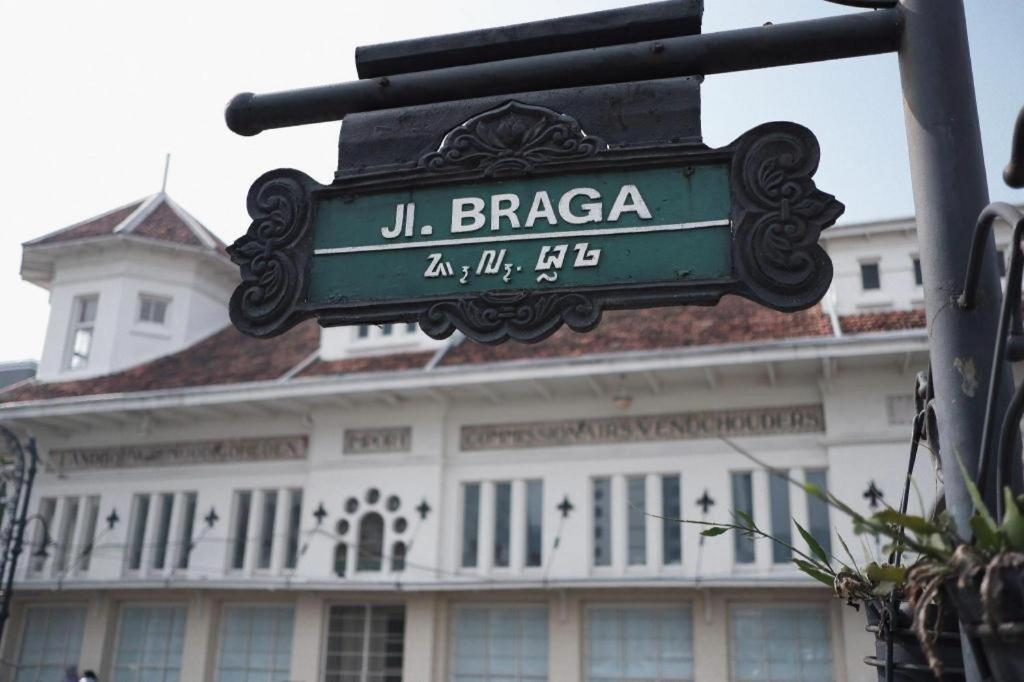 The House Tour Middletown Hotel Bandung Bagian luar foto