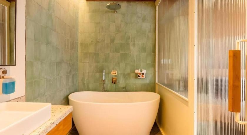 The House Tour Middletown Hotel Bandung Bagian luar foto